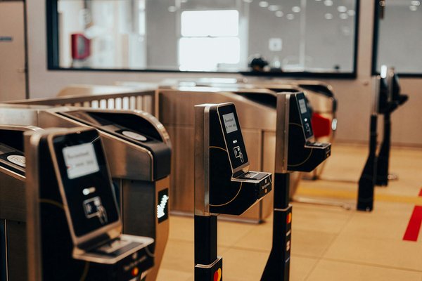 Discover the uk like never before: dive into iconic british landmarks with captivating guided tours